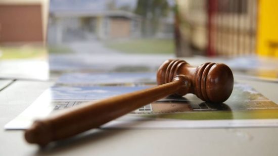 Συμβολαιογράφοι: Αναστολή τριών πλειστηριασμών που αναφέρει η Κίνηση Πολιτών