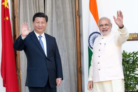 Η φιλελεύθερη Δύση καταρρέει, η αυταρχική Ανατολή εδραιώνεται