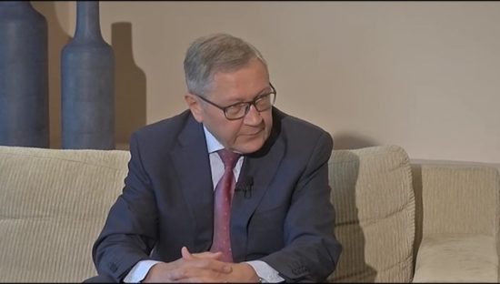 Ρέγκλινγκ: Συμφέρον της Ελλάδας να παραμείνει στον δρόμο των μεταρρυθμίσεων