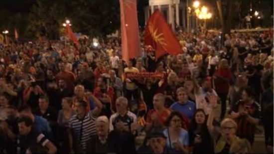 Πέτρες και χημικά έξω από τη Βουλή των Σκοπίων, από χιλιάδες διαμαρτυρόμενους