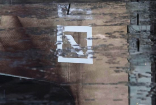 Το ένα μετά το άλλο, τα κακά νέα κούρασαν τα στελέχη της Deutsche Bank