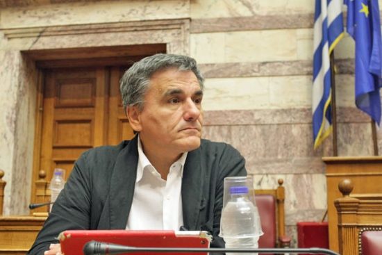 Υπερπλεονάσματα – μαμούθ και παροχές για… γλυκαντικό στο Μεσοπρόθεσμο 2019-2022