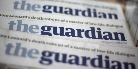 Guardian: Κανείς δεν πιστεύει ότι η Ελλάδα μπορεί να αποπληρώσει τα χρέη της