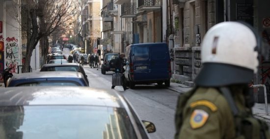 Εντοπίστηκε 34χρονη που κρατούσαν φυλακισμένη σε διαμέρισμα στα Εξάρχεια