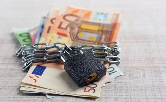 Μείωση των κατασχέσεων στο μισό, λόγω άδειων λογαριασμών