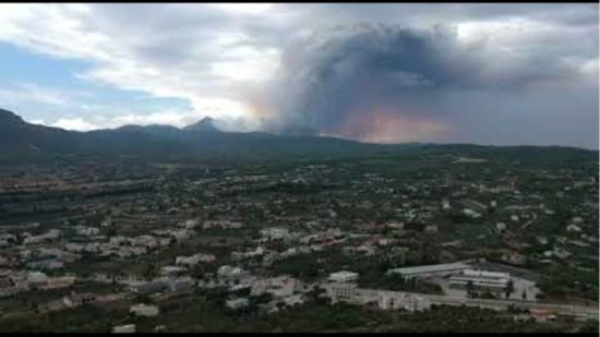 Βίντεο: Προς Αλεποχώρι και Λουτράκι πλησιάζει η φωτιά