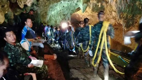 Ταϊλάνδη: Νεκρός ένας από τους διασώστες – Στενεύουν τα περιθώρια για τα 12 εγκλωβισμένα παιδιά