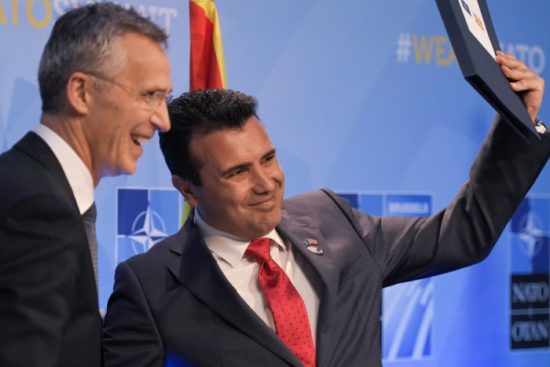 Ο Ζάεφ πανηγυρίζει την ένταξη του ΝΑΤΟ, Τσίπρας – Καμμένος παραπέμπουν στον… Φεβρουάριο