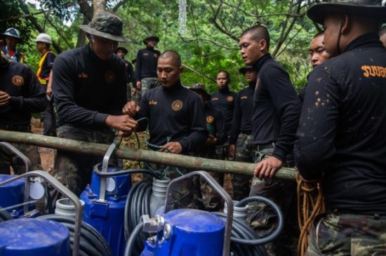 Κορυφώνεται το θρίλερ στη Ταϊλάνδη: Περιμένουν να βγουν από το σπήλαιο τα πρώτα παιδιά