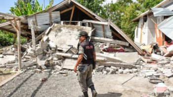 Ινδονησία: Προσπάθειες διάσωσης εκατοντάδων αποκλεισμένων στη νήσο Λομπόκ