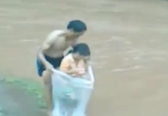 Ο πιο απίστευτος τρόπος για να διασχίσετε ένα ποτάμι… στεγνοί!