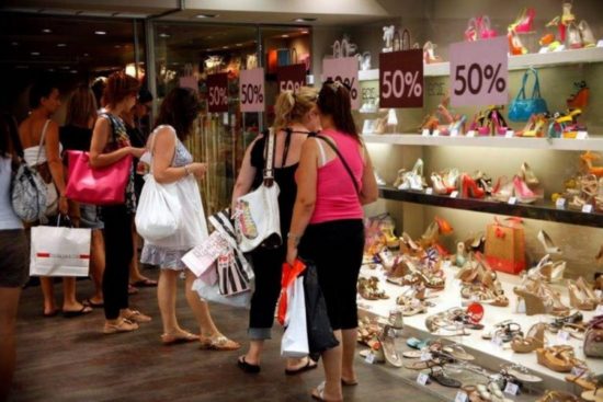 ΕΣΕΕ: Στην «εισαγόμενη κατανάλωση» οι ελπίδες της αγοράς την παραμονή των εκπτώσεων