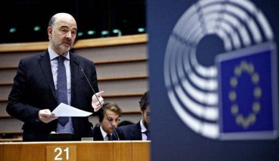 Ευρω-πυρά κατά Μοσκοβισί: Πώς είναι δυνατόν να σώθηκε μια χώρα όταν το χρέος της πήγε στο 180%;