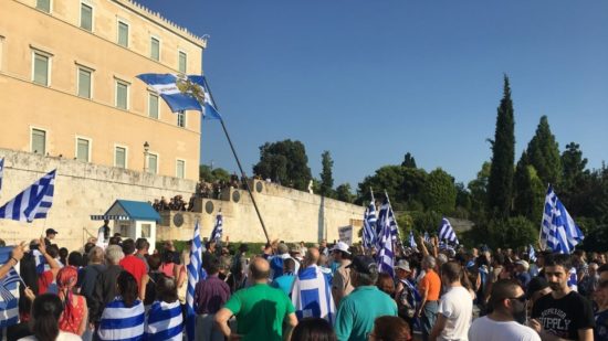 Ένταση στις συγκεντρώσεις για τη Μακεδονία στο Σύνταγμα και τη Θεσσαλονίκη