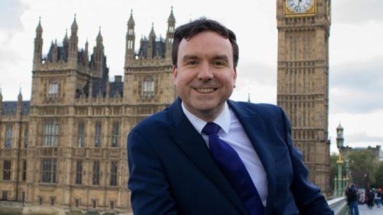 Παραιτήθηκε «μπερμπάντης» υπουργός της Μέι: Έστειλε 2.000 ερωτικά μηνύματα σε 2 νεαρές γυναίκες!