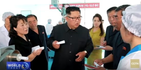 Ο Κιμ Γιονγκ Ουν επιθεώρησε μετά της συζύγου του εργοστάσιο καλλυντικών