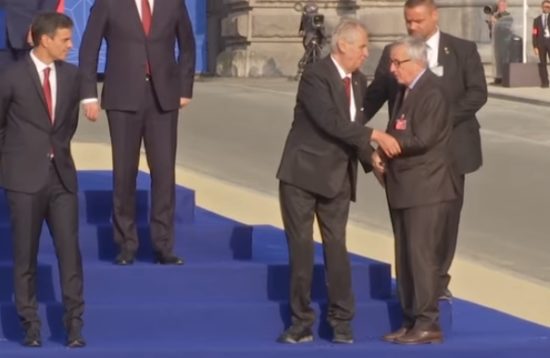 Τρέκλιζε ο Γιούνκερ στο ΝΑΤΟ και το twitter γλεντάει