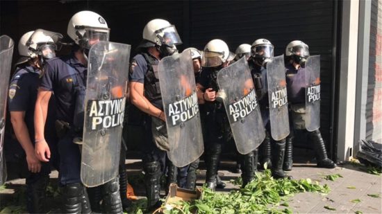 Πολιορκία της ΠΟΕΔΗΝ στο ΥΠΟΙΚ: Με χημικά απάντησαν τα ΜΑΤ