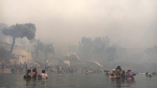 Διασωθέντες στο Μάτι: «Τα κουκουνάρια έπεφταν πάνω μας σαν πυροτεχνήματα»