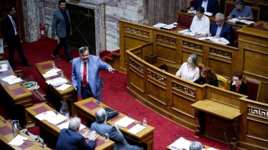 Επεισόδιο με βουλευτή της Χρυσής Αυγής στη Βουλή