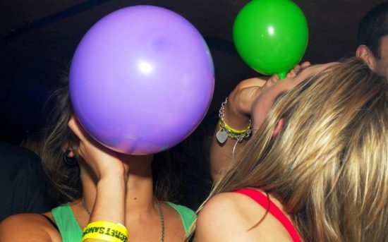 Συνελήφθη στο Ηράκλειο ανήλικος που πουλούσε συσκευασίες αερίου γέλιου