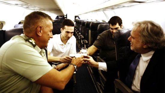 Η πτήση των δύο Ελλήνων στρατιωτικών – Χαμόγελα και προπόσεις μέσα στο πρωθυπουργικό αεροσκάφος