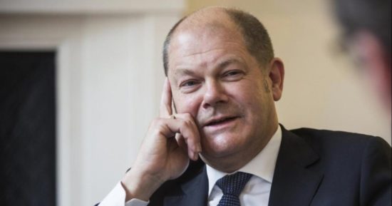 Die Zeit: Η δόση καθυστέρησε λόγω της διαμάχης για τον ΦΠΑ