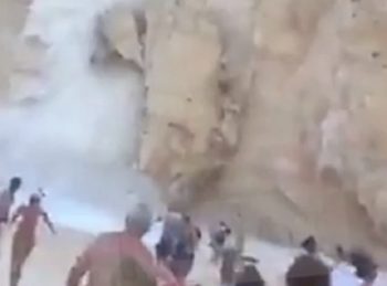 Βίντεο: Η στιγμή που πέφτει ο βράχος στο Ναυάγιο της Ζακύνθου