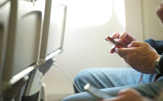 Τι πραγματικά ισχύει για τα κινητά τηλέφωνα στο αεροπλάνο