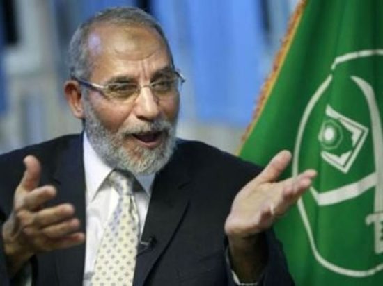 Δικαστήριο της Αιγύπτου αποφάσισε την επανάληψη δίκης του ηγέτη των Αδελφών Μουσουλμάνων