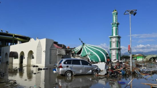 Φόβοι για χιλιάδες νεκρούς από το φονικό τσουνάμι στην Ινδονησία