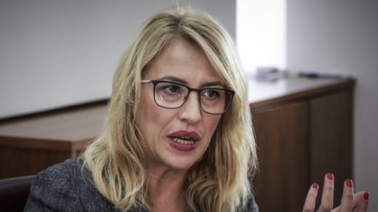 Δούρου για Μάτι: Η Περιφέρεια δεν σβήνει φωτιές – Η Πυροσβεστική δίνει εντολή εκκένωσης