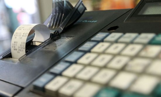 ΑΑΔΕ: Λαβράκια με φοροδιαφυγή από γνωστά εστιατόρια μέσω δελτίων παραγγελίας πλατφορμών delivery