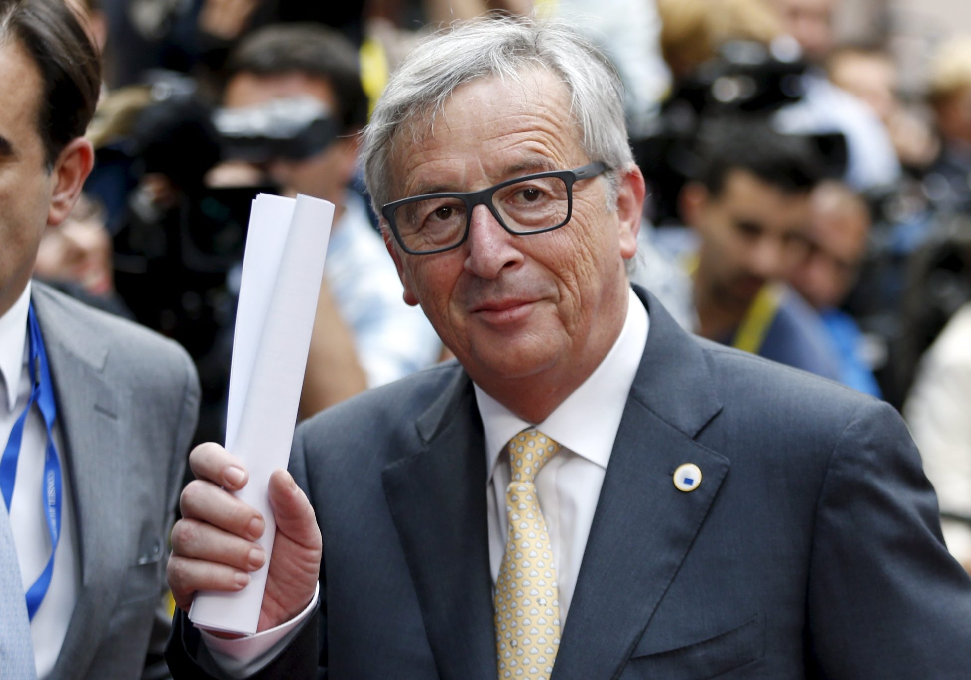 Γιούνκερ στο Ευρωκοινοβούλιο: Να χαιρετίσουμε τις προσπάθειες των Ελλήνων