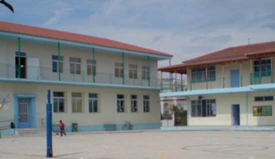 Διαμαρτύρονται οι γονείς των μαθητών, έξω από το 5ο δημοτικό Θεσσαλονίκης