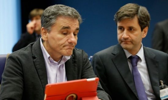 Το Μαξίμου διαπραγματεύεται… μόνο του για να ακυρώσει το «τσεκούρι» στις συντάξεις