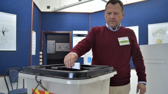 Μόλις στο 16% η συμμετοχή στο δημοψήφισμα των Σκοπίων, έξι ώρες μετά το άνοιγμα της κάλπης
