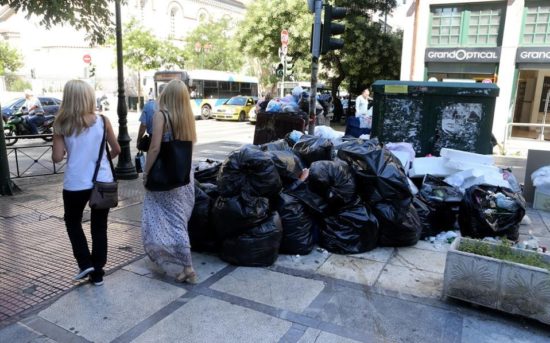 Έξι προτάσεις για λιγότερα σκουπίδια από τον τουρισμό