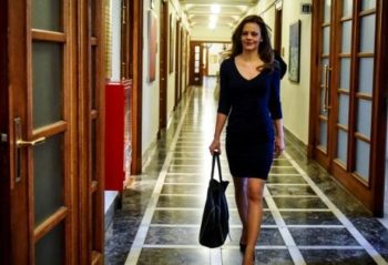 Αχτσιόγλου: Δυσκολεύομαι να χρησιμοποιώ τον όρο αριστερός, όσο εφαρμόζω μνημόνιο