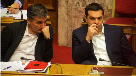 Αποκομμένη από τις αγορές, η κυβέρνηση «δεν πληρώνει» για να δείχνει κούφια πλεονάσματα