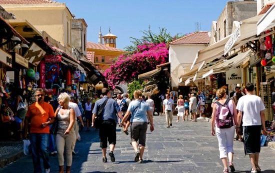 Βooking.com κι Αirbnb ζητούν από τους ιδιοκτήτες να δηλώσουν τα σπίτια που νοικιάζουν