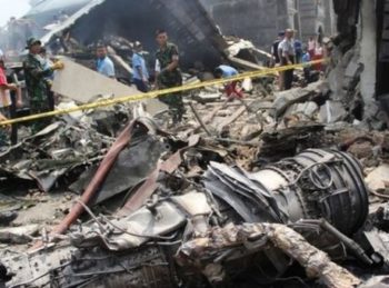 Εντείνονται οι έρευνες για το «μαύρο κουτί» του αεροσκάφους  που κατέπεσε στην Ινδονησία