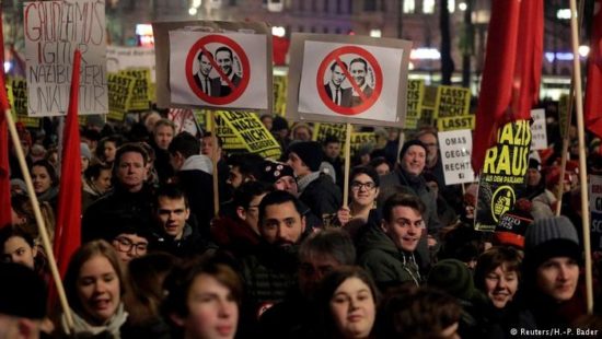 Μεγάλη διαδήλωση στη Βιέννη εναντίον της κυβέρνησης συνασπισμού δεξιάς-ακροδεξιάς