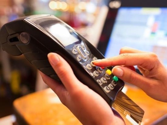 Προσοχή στις αποδείξεις με κάρτα: Τι αλλάζει στο «χτίσιμο» του αφορολόγητου