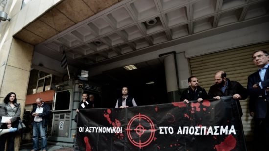 Στο ΑΤ Ομόνοιας ο Κυριάκος Μητσοτάκης μετά την επίθεση με μολότοφ