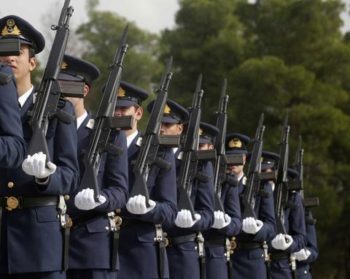 Μετά τους δημοσίους υπαλλήλους και οι ένστολοι ζητούν τον 13ο μισθό