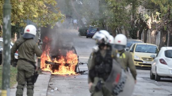 Επεισόδια με κουκουλοφόρους στο Πολυτεχνείο