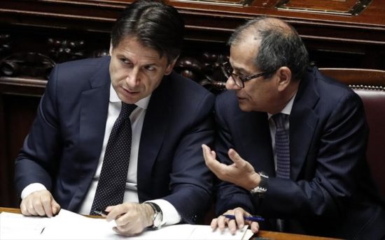 Κόντε και Τρία ετοιμάζουν την Ιταλία για συμβιβασμό με τις Βρυξέλλες