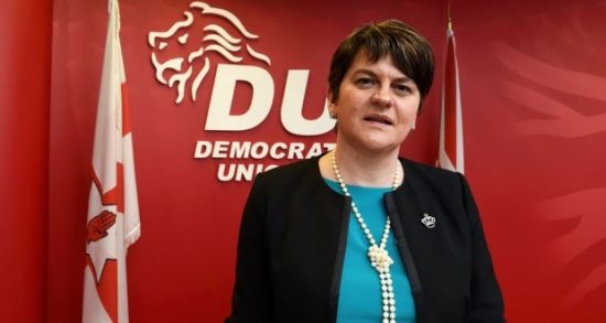 DUP: Προειδοποιεί ότι θα επενεξετάσει τη στήριξή του στη Μέι