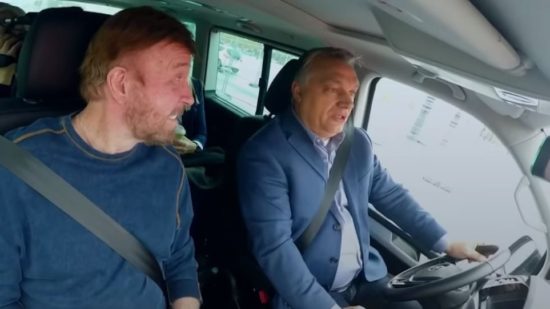 Βόλτα του Βίκτορ Ορμπάν και Τσακ Νόρις στους δρόμους της Βουδαπέστης